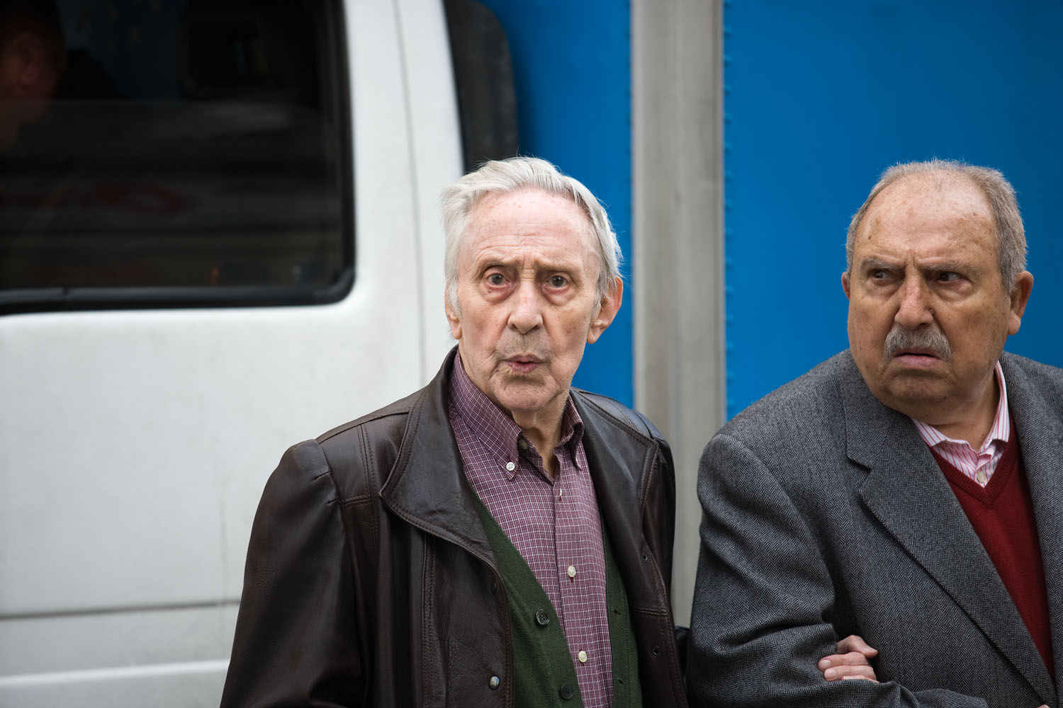 Desde un acercamiento naturalista en un entorno urbano, narro un viaje por el lugar donde vivo, la ciudad. Inspirándome en los documentales de naturaleza y utilizando las mismas herramientas que se emplean para retratar ecosistemas remotos y salvajes, documento la cotidianidad de un lugar cercano y doméstico. 

​

Mediante secuencias fotográficas que acercan el paisaje al retrato y viceversa, las imágenes del proyecto describen un mundo y sus habitantes. Un lugar donde lo natural es el rugir incesante del tráfico, que igual que el soplar del viento, el romper de las olas u otros fenómenos naturales, revela momentos de belleza y tranquilidad. Siguiendo el rastro de "lo natural" en un lugar "artificial", la caza se recrea en la búsqueda de diálogo o enfrentamiento con ese espacio en el que vivimos.