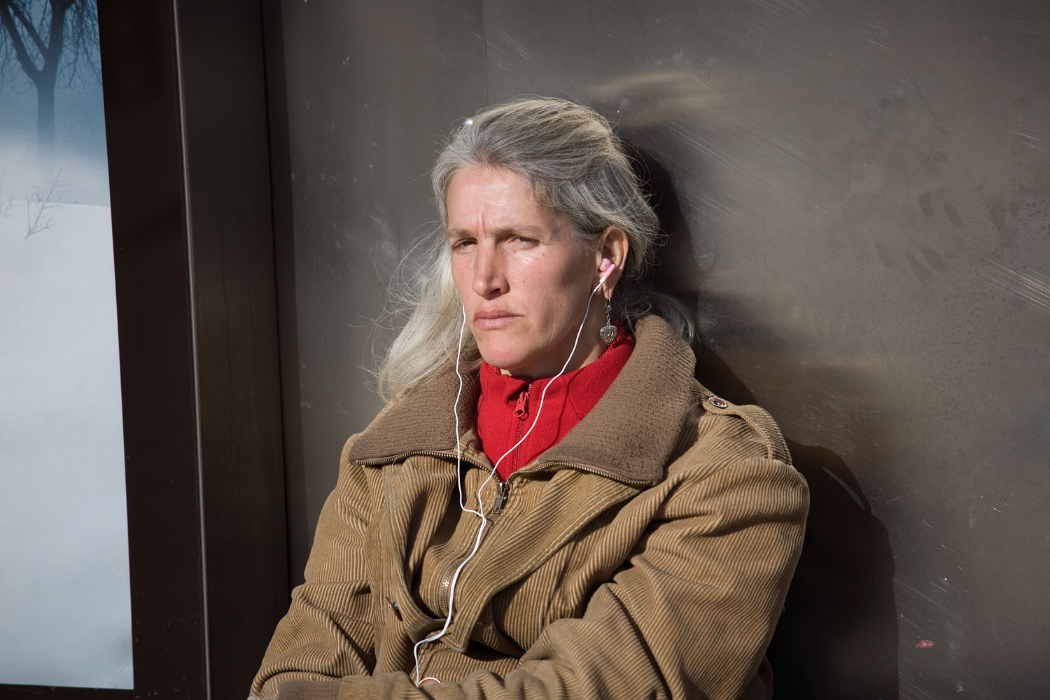 Desde un acercamiento naturalista en un entorno urbano, narro un viaje por el lugar donde vivo, la ciudad. Inspirándome en los documentales de naturaleza y utilizando las mismas herramientas que se emplean para retratar ecosistemas remotos y salvajes, documento la cotidianidad de un lugar cercano y doméstico. 

​

Mediante secuencias fotográficas que acercan el paisaje al retrato y viceversa, las imágenes del proyecto describen un mundo y sus habitantes. Un lugar donde lo natural es el rugir incesante del tráfico, que igual que el soplar del viento, el romper de las olas u otros fenómenos naturales, revela momentos de belleza y tranquilidad. Siguiendo el rastro de "lo natural" en un lugar "artificial", la caza se recrea en la búsqueda de diálogo o enfrentamiento con ese espacio en el que vivimos.