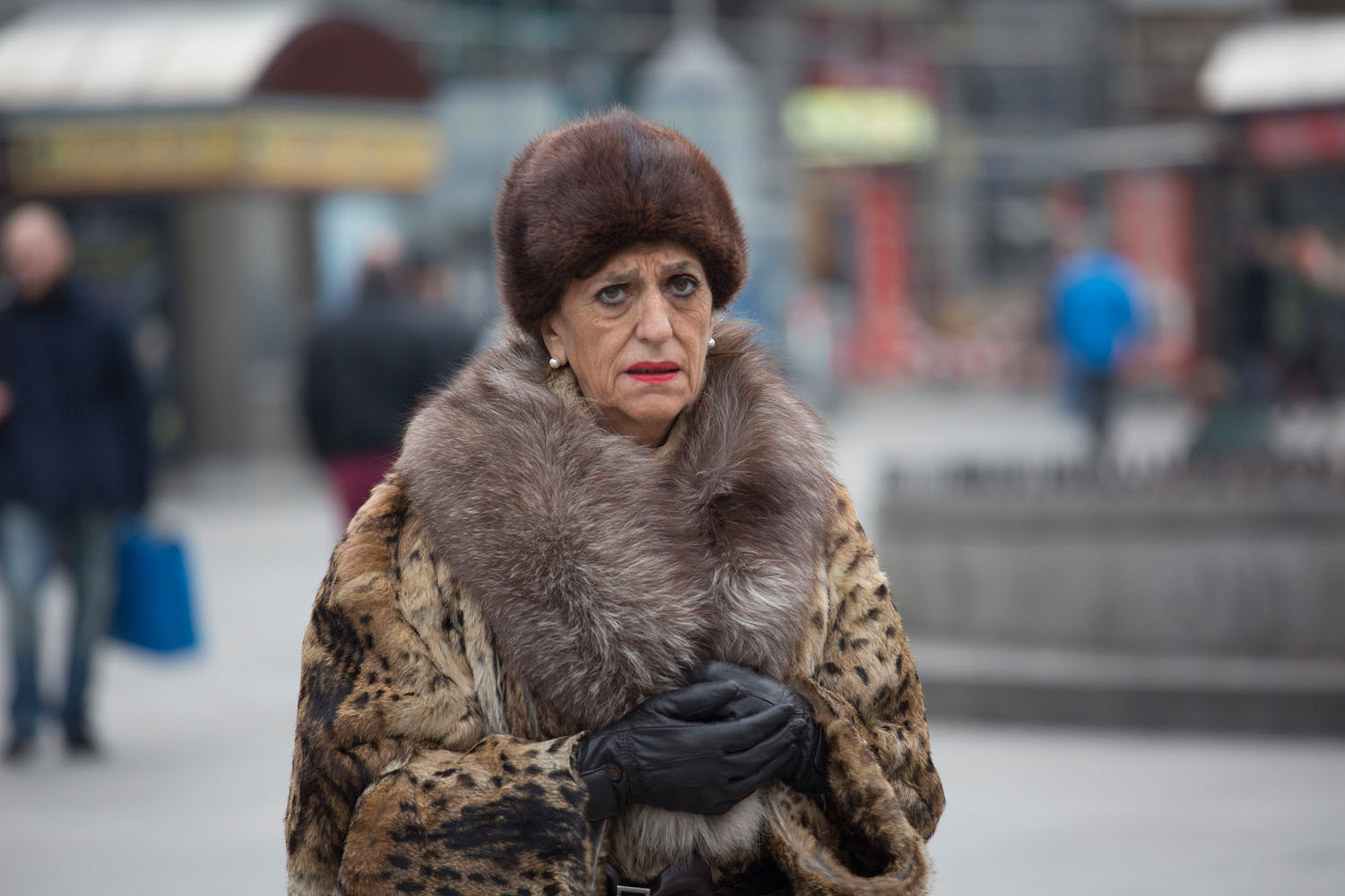 Desde un acercamiento naturalista en un entorno urbano, narro un viaje por el lugar donde vivo, la ciudad. Inspirándome en los documentales de naturaleza y utilizando las mismas herramientas que se emplean para retratar ecosistemas remotos y salvajes, documento la cotidianidad de un lugar cercano y doméstico. 

​

Mediante secuencias fotográficas que acercan el paisaje al retrato y viceversa, las imágenes del proyecto describen un mundo y sus habitantes. Un lugar donde lo natural es el rugir incesante del tráfico, que igual que el soplar del viento, el romper de las olas u otros fenómenos naturales, revela momentos de belleza y tranquilidad. Siguiendo el rastro de "lo natural" en un lugar "artificial", la caza se recrea en la búsqueda de diálogo o enfrentamiento con ese espacio en el que vivimos.