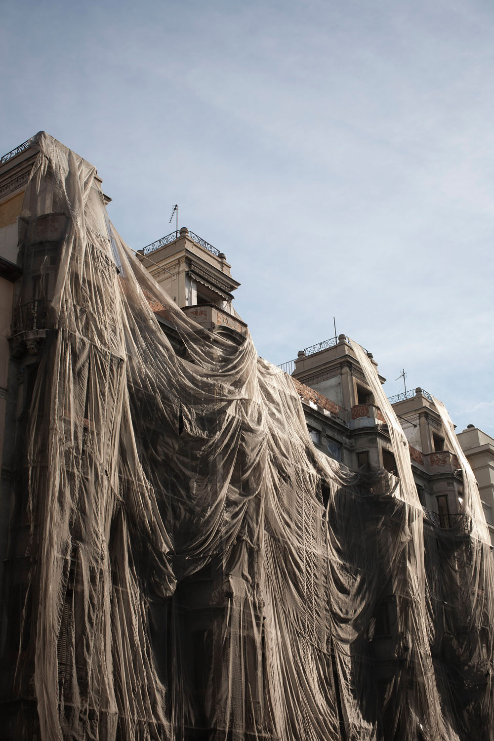 Desde un acercamiento naturalista en un entorno urbano, narro un viaje por el lugar donde vivo, la ciudad. Inspirándome en los documentales de naturaleza y utilizando las mismas herramientas que se emplean para retratar ecosistemas remotos y salvajes, documento la cotidianidad de un lugar cercano y doméstico. 

​

Mediante secuencias fotográficas que acercan el paisaje al retrato y viceversa, las imágenes del proyecto describen un mundo y sus habitantes. Un lugar donde lo natural es el rugir incesante del tráfico, que igual que el soplar del viento, el romper de las olas u otros fenómenos naturales, revela momentos de belleza y tranquilidad. Siguiendo el rastro de "lo natural" en un lugar "artificial", la caza se recrea en la búsqueda de diálogo o enfrentamiento con ese espacio en el que vivimos.