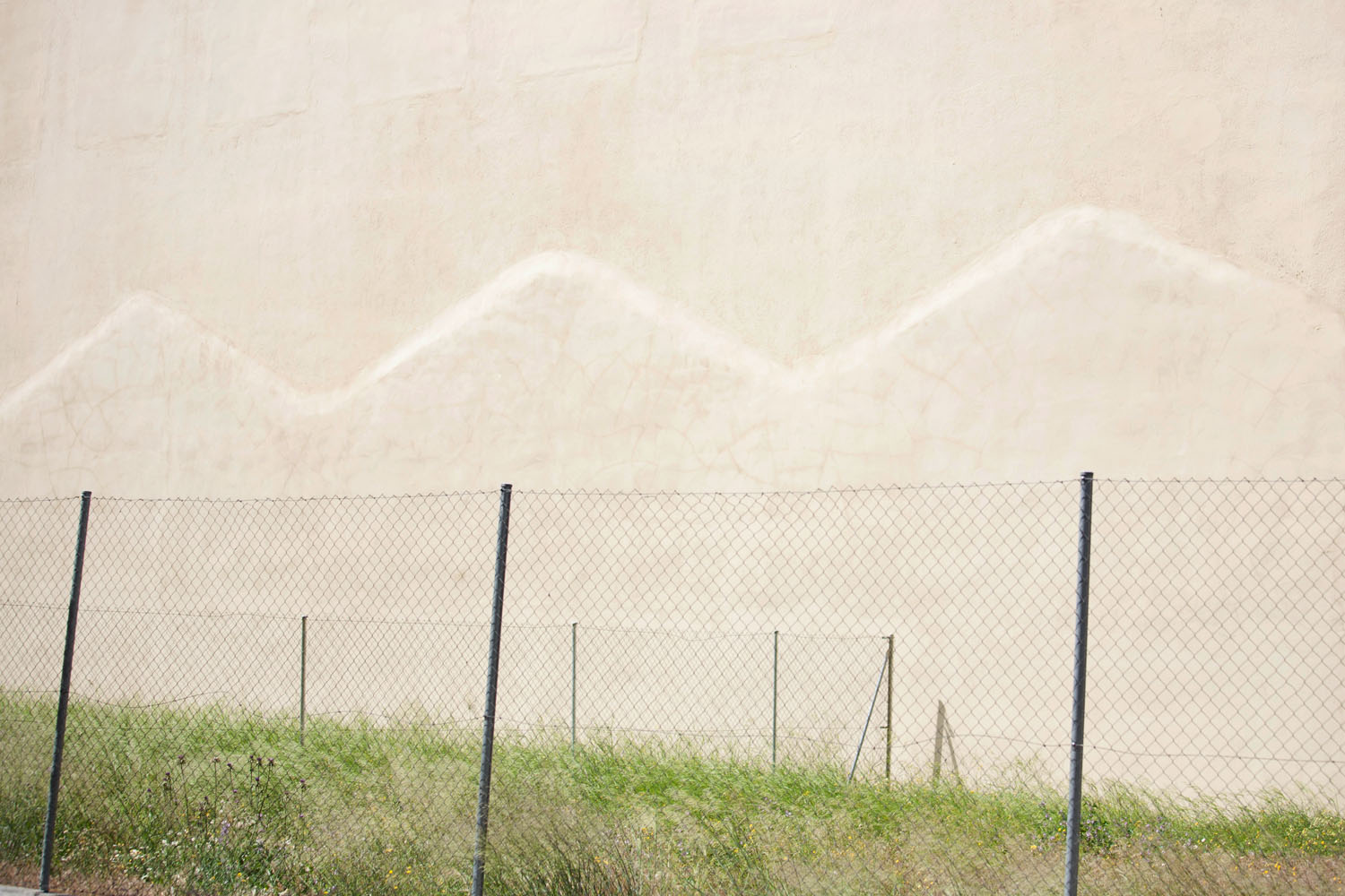 SAFARI Desde un acercamiento naturalista en un entorno urbano, narro un viaje por el lugar donde vivo, la ciudad. Inspirándome en los documentales de naturaleza y utilizando las mismas herramientas que se emplean para retratar ecosistemas remotos y salvajes, documento la cotidianidad de un lugar cercano y doméstico. 

​

Mediante secuencias fotográficas que acercan el paisaje al retrato y viceversa, las imágenes del proyecto describen un mundo y sus habitantes. Un lugar donde lo natural es el rugir incesante del tráfico, que igual que el soplar del viento, el romper de las olas u otros fenómenos naturales, revela momentos de belleza y tranquilidad. Siguiendo el rastro de "lo natural" en un lugar "artificial", la caza se recrea en la búsqueda de diálogo o enfrentamiento con ese espacio en el que vivimos.