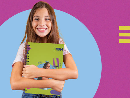 estudante com um livro didático da Irium