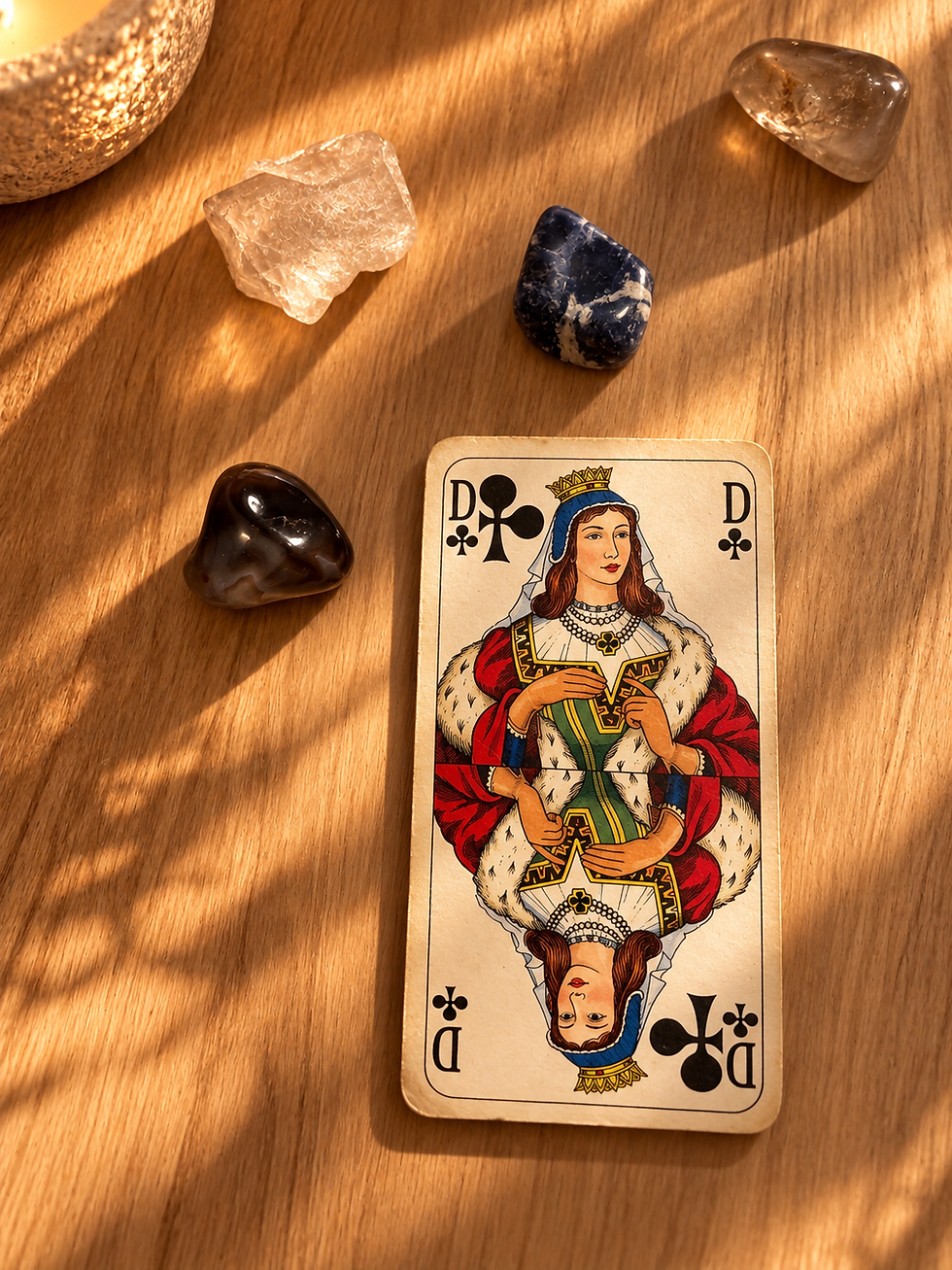 Jeu de 32 cartes et tarot de Marseille posés sur une table