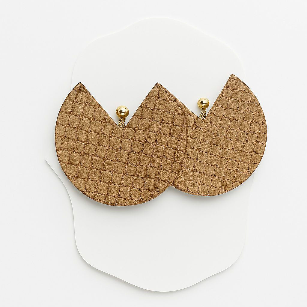 Dois acessórios de couro marrom, fundo branco, estilo minimalista ✦ Colar Shadow Flight ✦