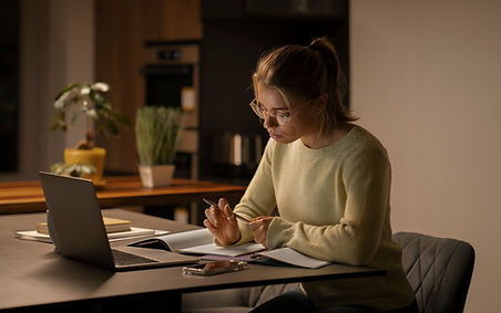 mujer-de-tiro-medio-trabajando-tarde-en-la-noche.jpg