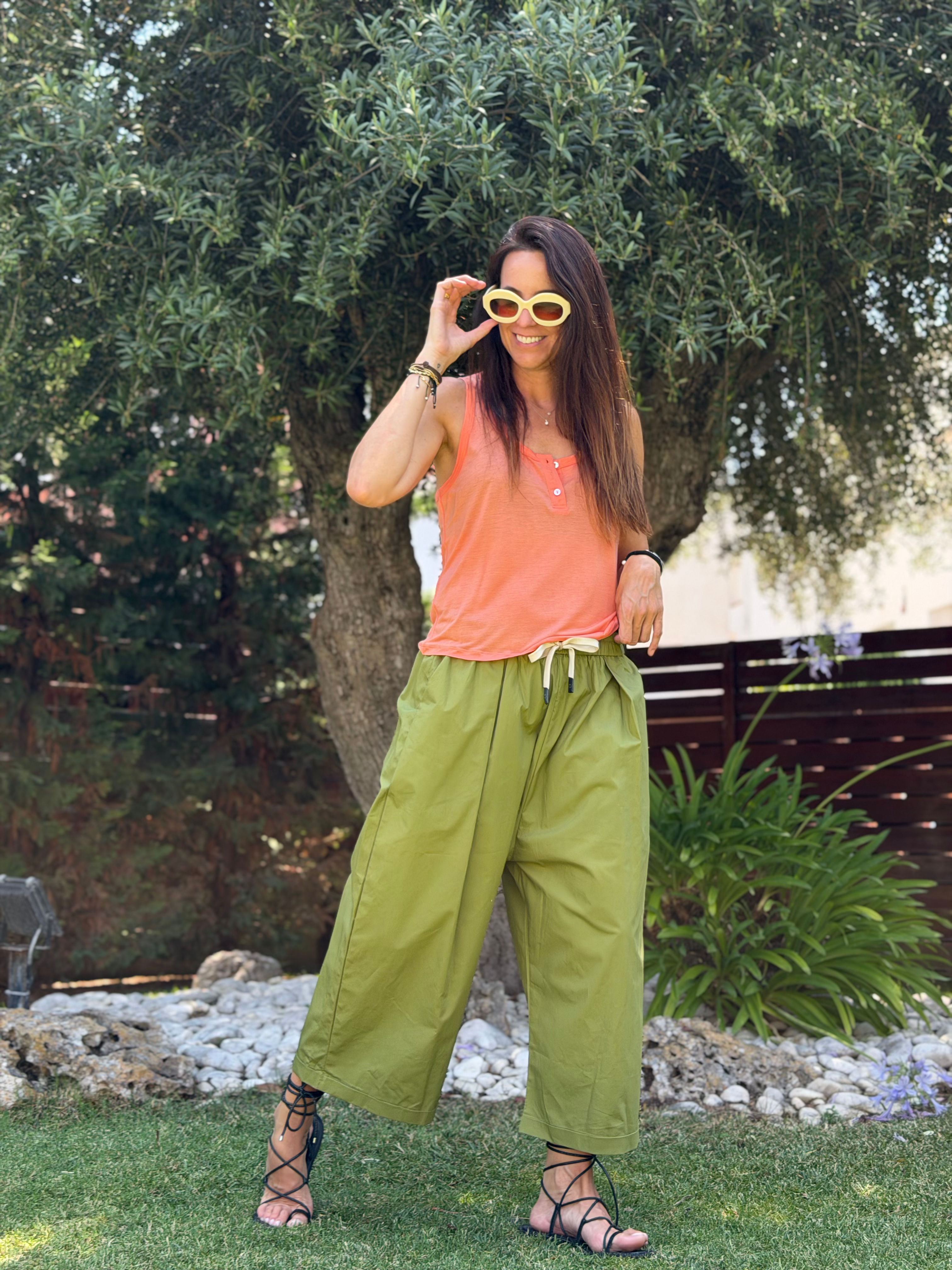 Pantalón crop verde oliva