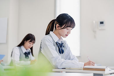 集中してノートをとる生徒.jpg