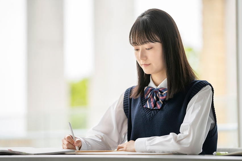 勉強している生徒