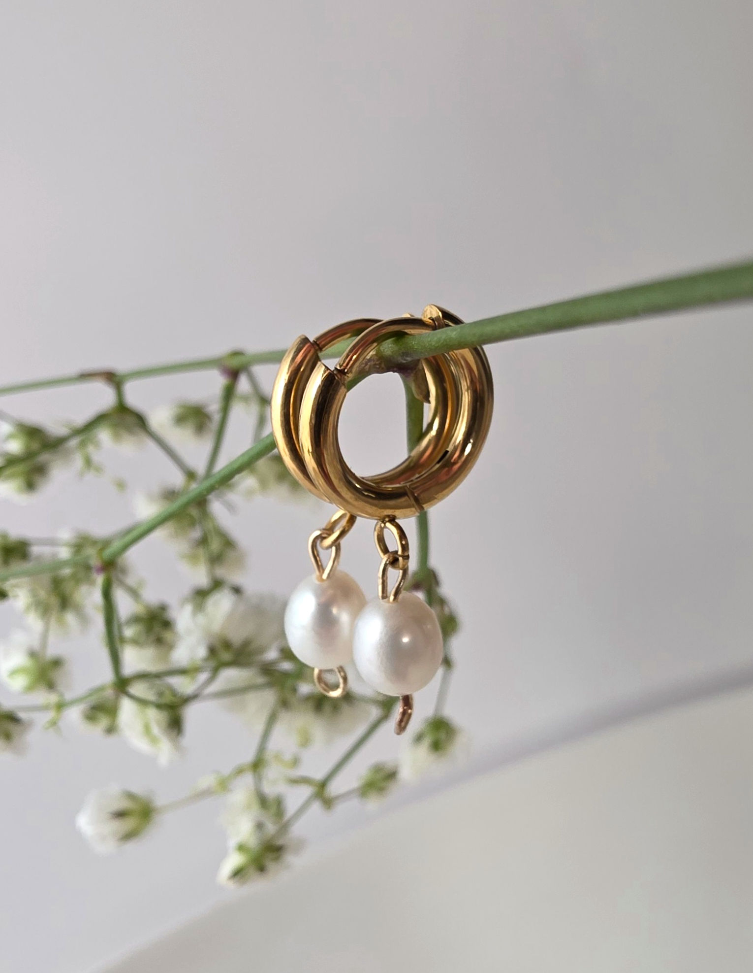 Minimal Pearl Huggies