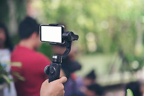 mano-sosteniendo-cardan-con-video-de-registro-de-telefono-inteligente.jpg