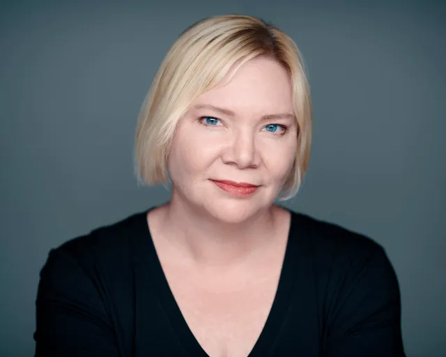 200f2-ottawa-headshot-photographer-Kate-Heartfield-2-Aug-202225235-Print-2-1-scaled.webp