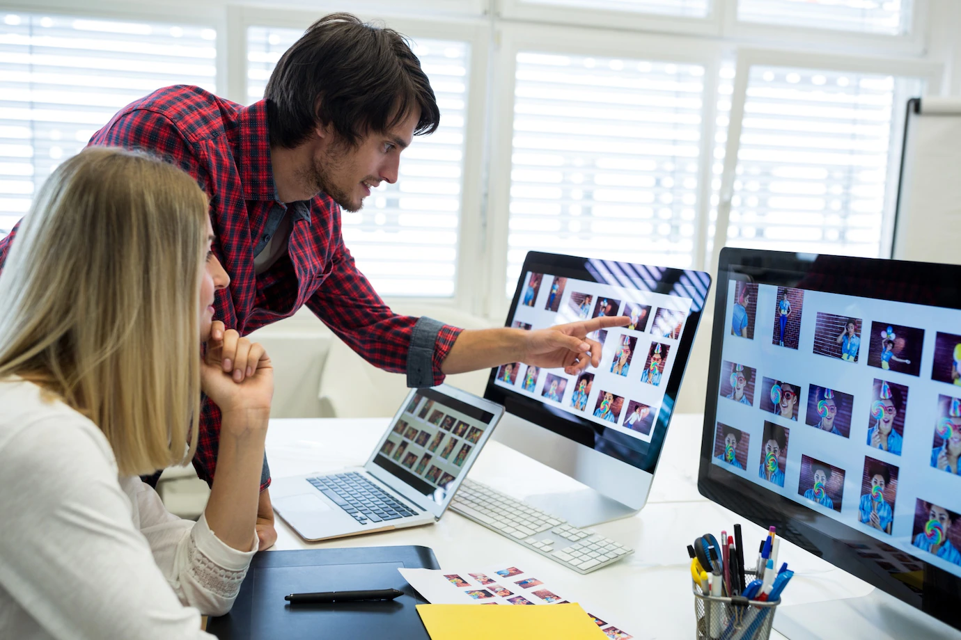 male-female-graphic-designers-interacting-computer_1170-929.webp