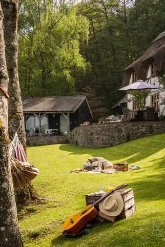 new-forest-holiday-cottage-garden-lawn-relaxing