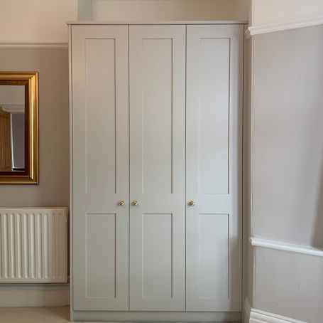 3 door alcove wardrobe in putty colour