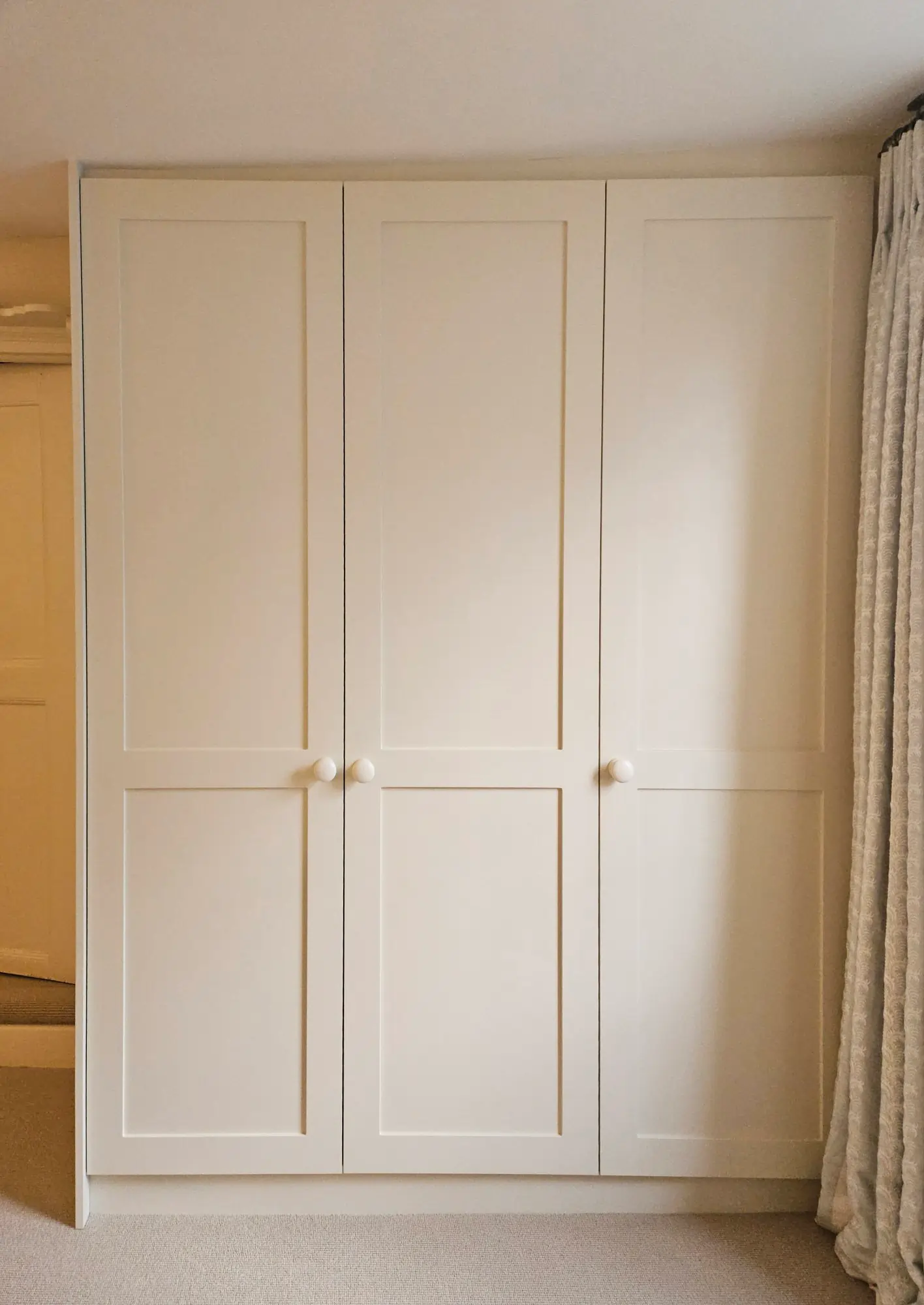 shaker style wardrobes with round handles
