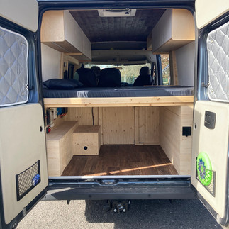 Fiat Ducato zezadu, pohled na obytnou vestavbu