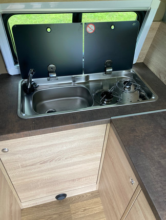 Ford Custom obytná vestavba kuchyňka