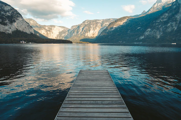jetee-au-bord-lac-hallstatt-autriche_181624-44201.jpg.webp
