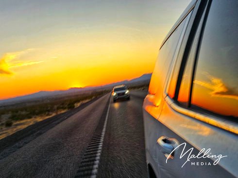 Fotografi af motorvej mod horisonten i solnedgang
