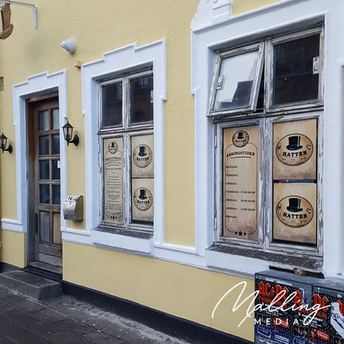 HATTEN Bar og café – logo på folie monteret på facade