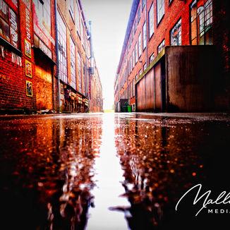 Fotografi mellem industrielle bygninger på det gamle værft
