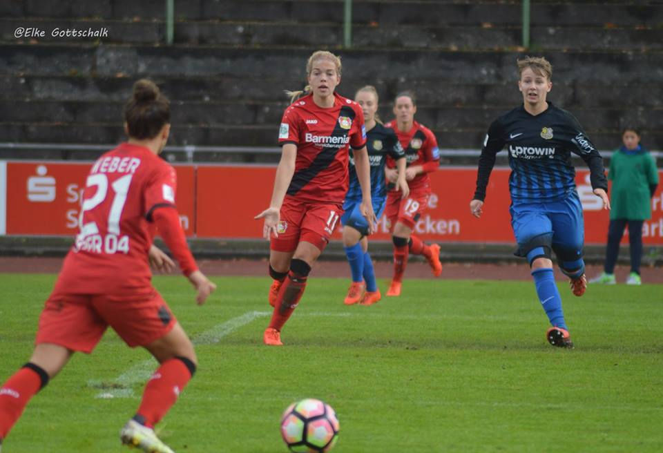 Nina Ehegötz pede a bola