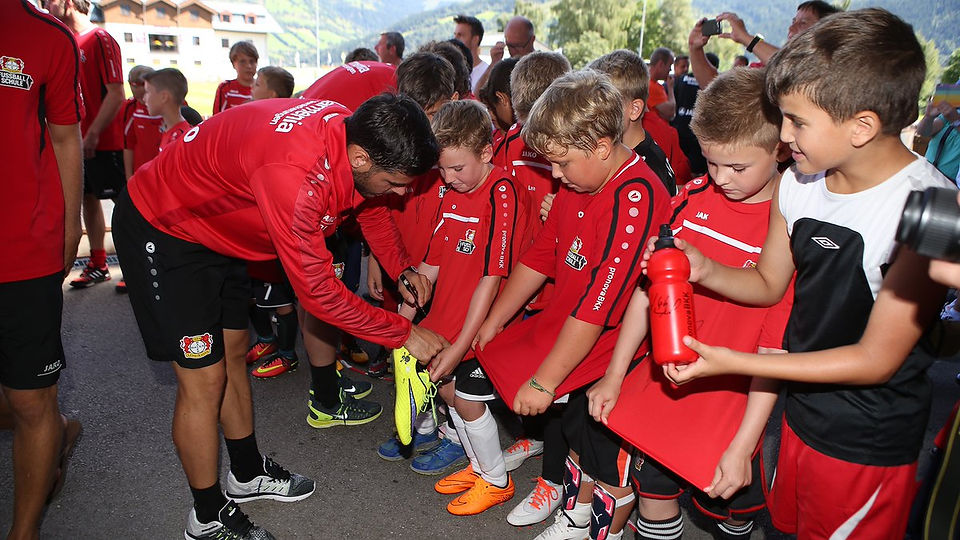 Kevin Volland atendendo fãs mirins