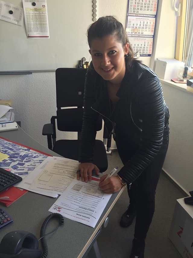 Rochi assina seu contrato