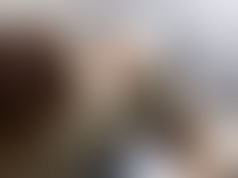 Vrouw in zijlig, wordt goedgelegd door therapeut