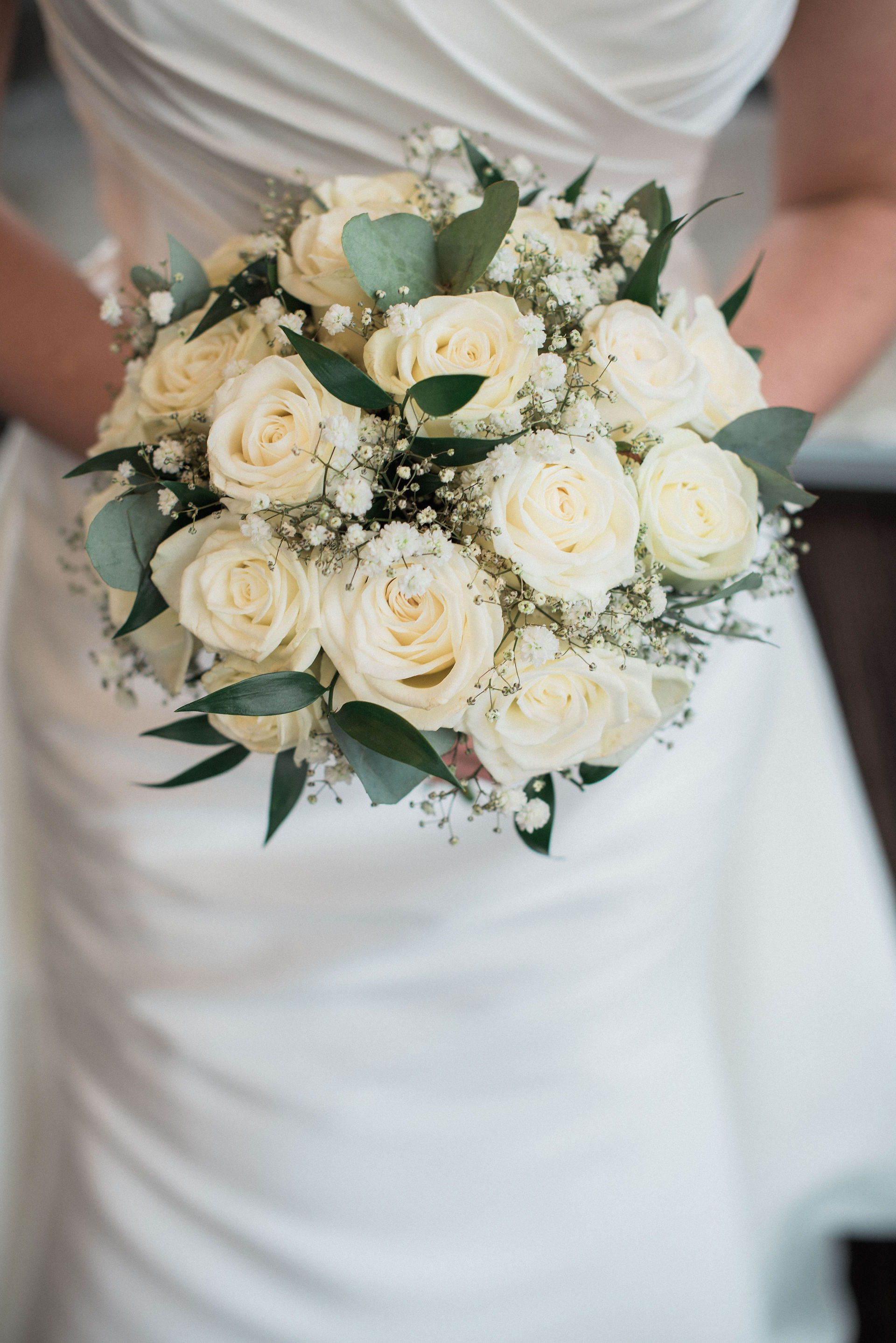 Beautiful, natural bridal bouquet with white roses. Wedding details.