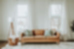 Eine braune Ledercouch in einem hellen Wohnzimmer