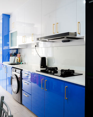 Retro themed HDB resale flat with blue cabinets by Meng Design