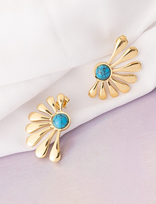 Delicate jewelry pieces on white background – professional e‑commerce product photography by HotBox Production