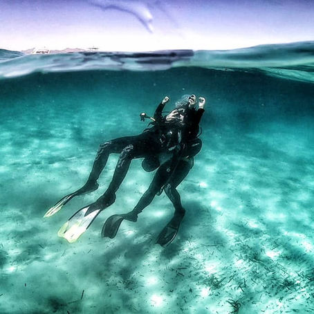 A rescue diver surfaicing an unconscies diver