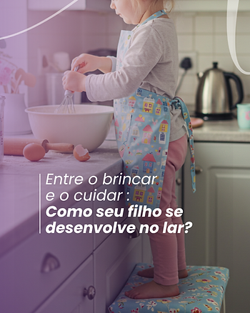 Uma criança, meina com cerca de 6 anos, cozinhando (preparando um bolo) em casa. Tem a frase: "Entre o brincar e o cuidar: Como seu filho se desenvolve no lar?"