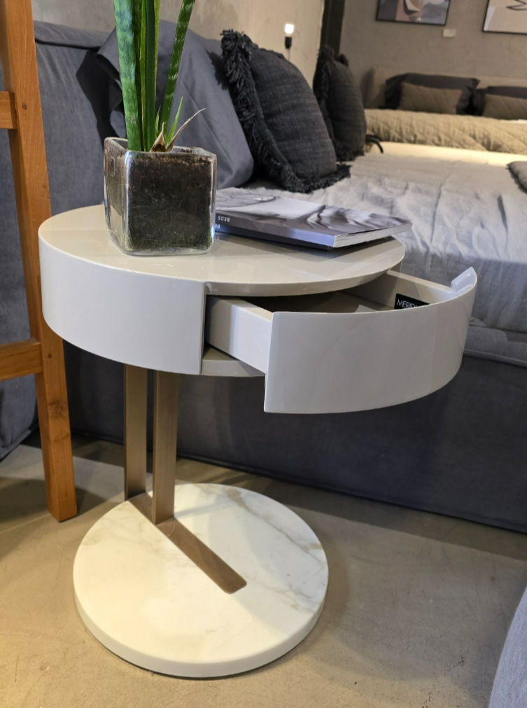 תמונה ממוזערת: Ralf Nightstand