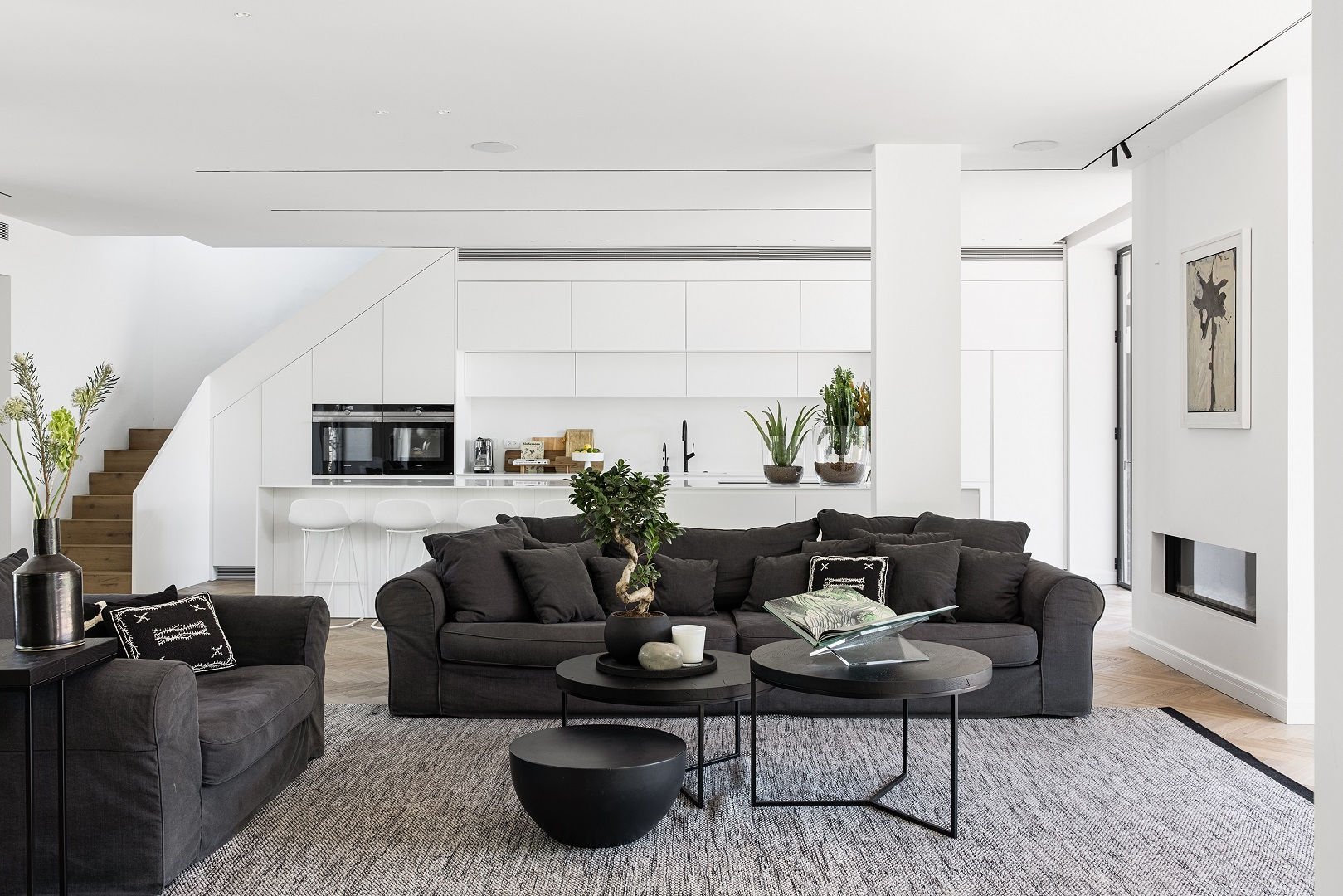 ספה מעוצבת שחורה