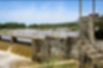 Barragem de concreto e escada do Acervo As 7 Quedas.