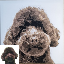 3D-geprint portret van een poedel in warme bruintinten.