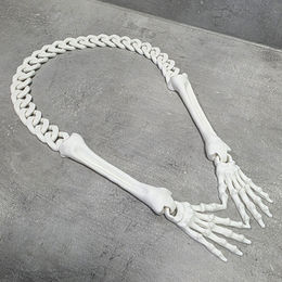Witte 3D-geprinte skeletketting met armen en handen als Halloween accessoire