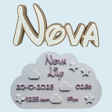 3D geprint geboortebordje in wolkvorm met naam Nova en geboortegegevens en 3D geprinte naam Nova in speelse Disney stijl letters