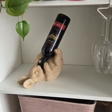 3D-geprinte konijn wijnhouder die een wijnfles vasthoudt.