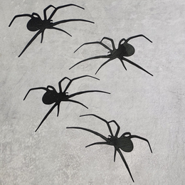 meerdere 3D geprinte zwarte spinnen als decoratie op muur of vloer