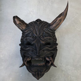 3D geprint masker met zwarte basis en subtiele bronzen metallic accenten