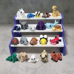 Wizziez figuurtjes gepresenteerd op een wit display met meerdere niveaus.