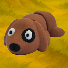 Bruine Wizzie hond met grote ogen op gele achtergrond, genaamd Snuffie Snuffel.