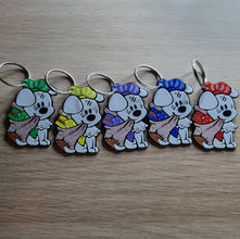 3D-geprinte Sinterklaas-sleutelhangers in meerdere kleurvarianten, uitgedeeld tijdens een buurtfeest.