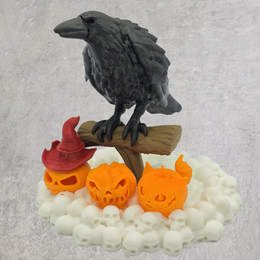 3D geprinte raaf op een tak met pompoenen en schedels als Halloween decoratie
