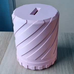 Roze 3D-geprinte puzzelspaarpot met geïntegreerd doolhofmechanisme aan de buitenzijde.