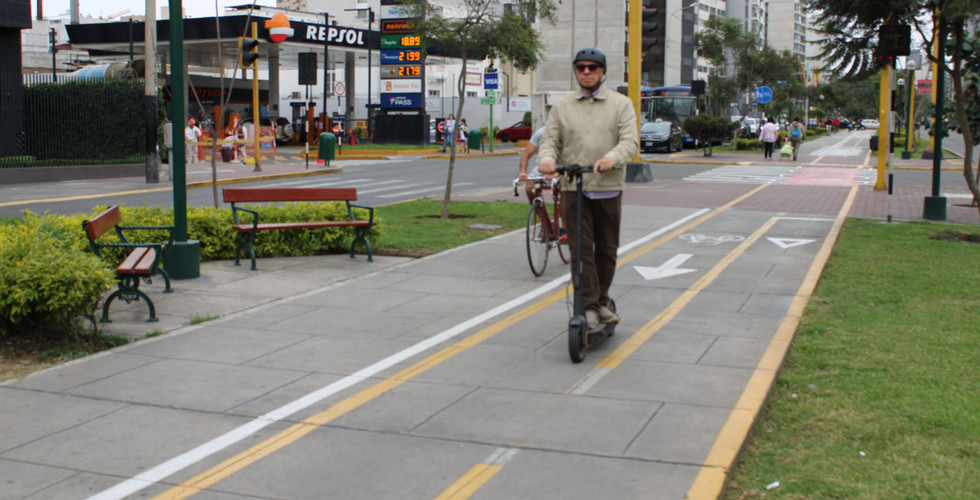 El uso de e-scooters está dirigido principalmente a viajes cortos, reduciendo la congestión durante las horas pico en Lima. A medida que aumenta el orden y la movilidad, también afecta a las personas que ya no dependen de coches privados o taxis, lo que incidirá positiva y directamente en la solución a la contaminación ambiental.